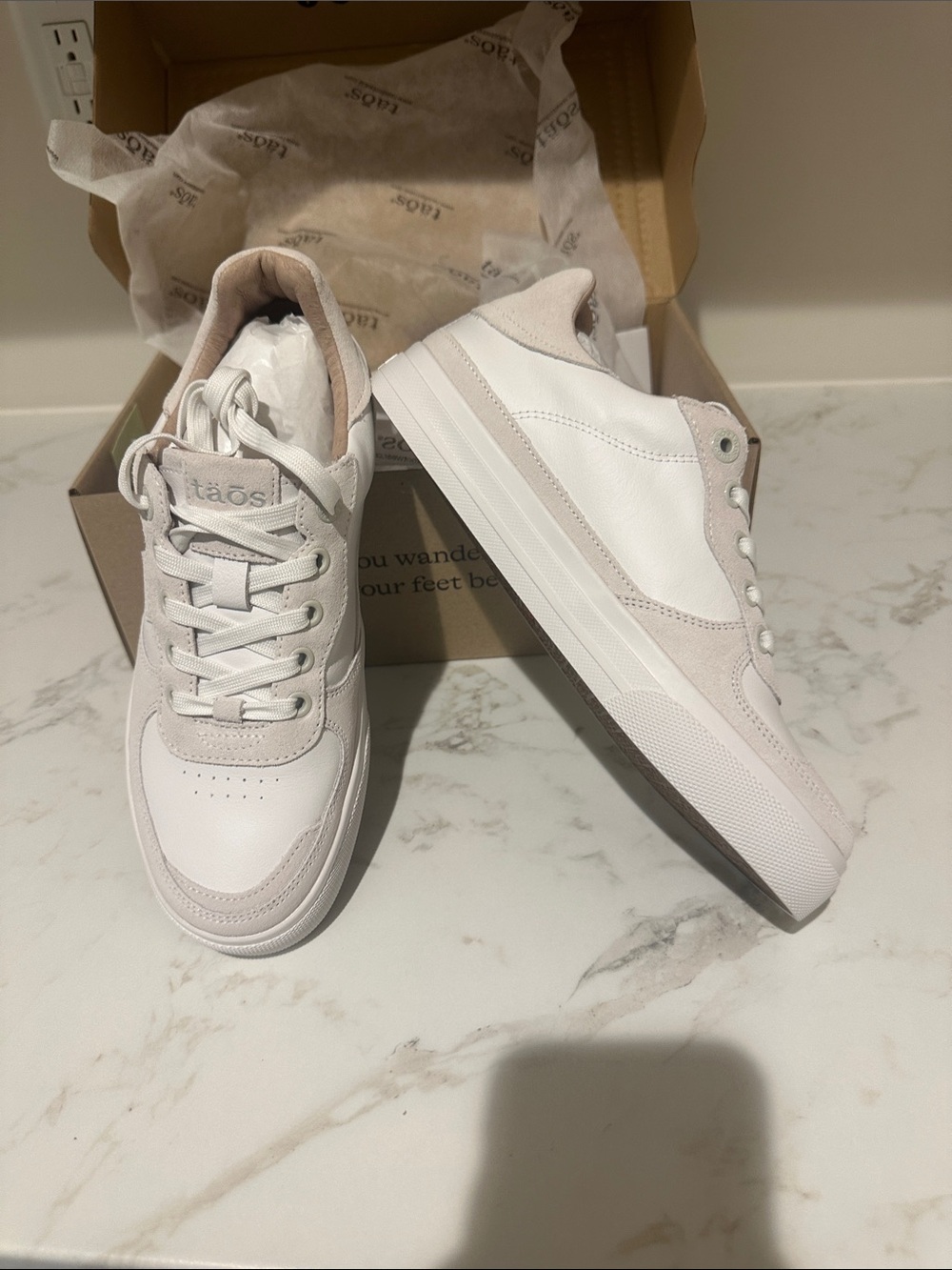 Taos Footwear Women’s size 8 Pop Soul White and Light Beige leather sneaker. NIB